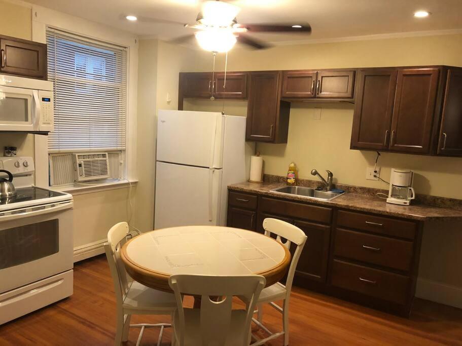 Walk To Downtown Apartment Salem