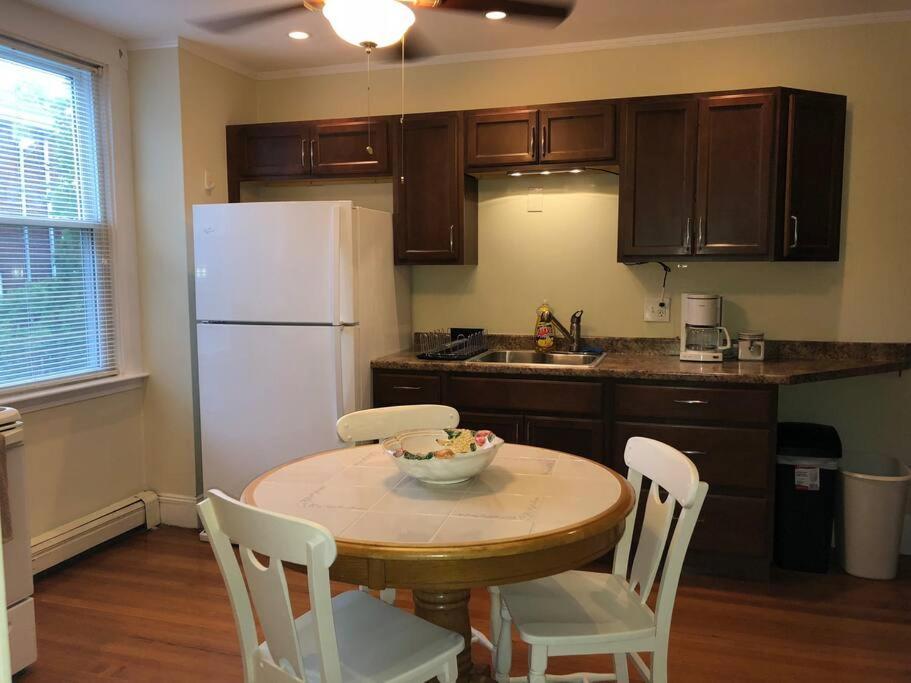 Walk To Downtown Apartment Salem